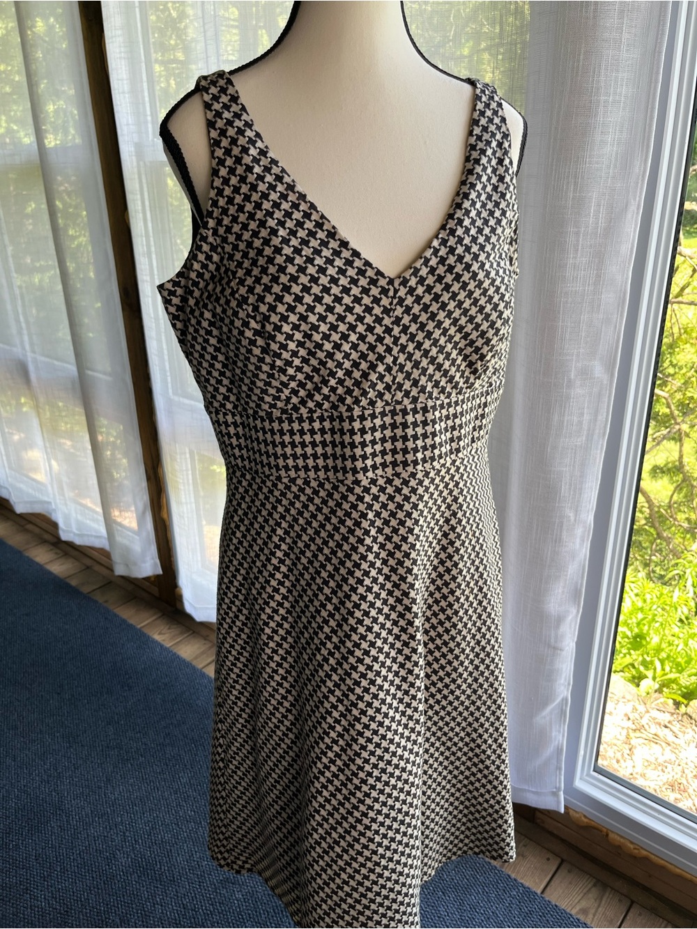 Evan Picone Black and Cream Houndstooth V-Neck Knee-Length Dress